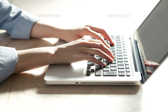パソコンを使う手元 の写真素材 イラスト素材 アマナイメージズ
