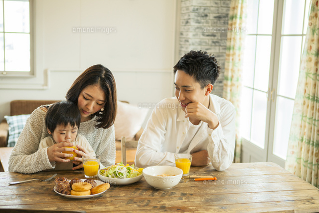 家族3人の食事シーン の写真素材 イラスト素材 アマナイメージズ 家族3人の食事シーン の写真素材 イラスト素材 アマナイメージズ