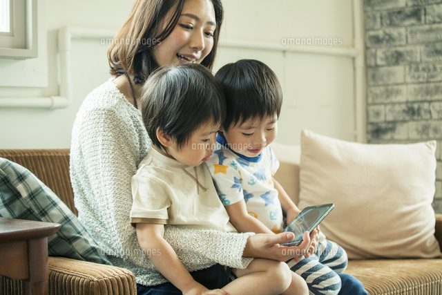 スマホを見る仲良し家族 の写真素材 イラスト素材 アマナイメージズ スマホを見る仲良し家族 の写真素材 イラスト素材 アマナイメージズ