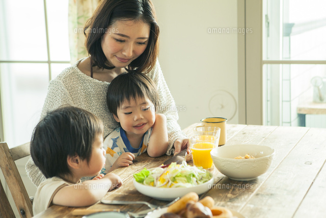 家族3人の食事シーン の写真素材 イラスト素材 アマナイメージズ