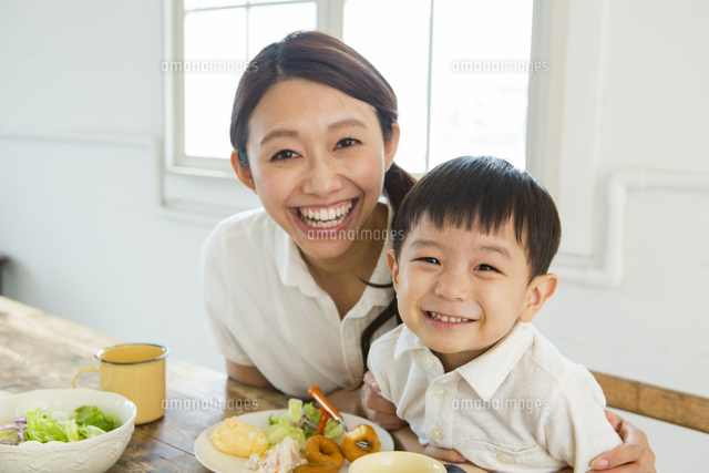 食事をする母と子ども の写真素材 イラスト素材 アマナイメージズ
