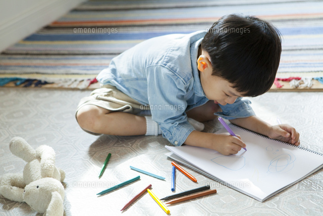 お絵描きする男の子 の写真素材 イラスト素材 アマナイメージズ