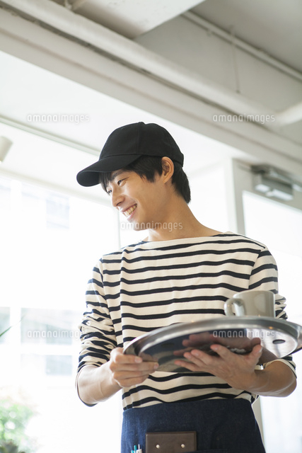 代男性カフェ店員 の写真素材 イラスト素材 アマナイメージズ