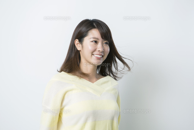 髪の毛が風になびく笑顔の代女性 の写真素材 イラスト素材 アマナイメージズ