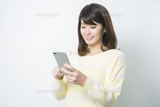 スマホを指差す代女性 の写真素材 イラスト素材 アマナイメージズ スマホを指差す代女性 の写真素材 イラスト素材 アマナイメージズ