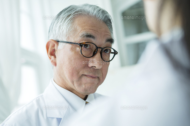 白衣を着てメガネをかけた70代男性 の写真素材 イラスト素材 アマナイメージズ