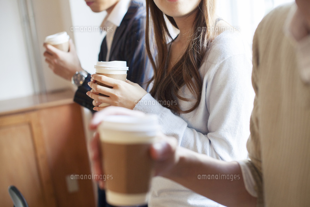ドリンクカップを持つ代男女3人 の写真素材 イラスト素材 アマナイメージズ