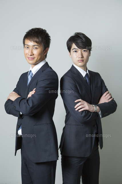 腕組みをするスーツ姿の代男性2人 の写真素材 イラスト素材 アマナイメージズ