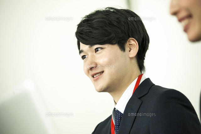 仕事をするスーツ姿の代男性 の写真素材 イラスト素材 アマナイメージズ