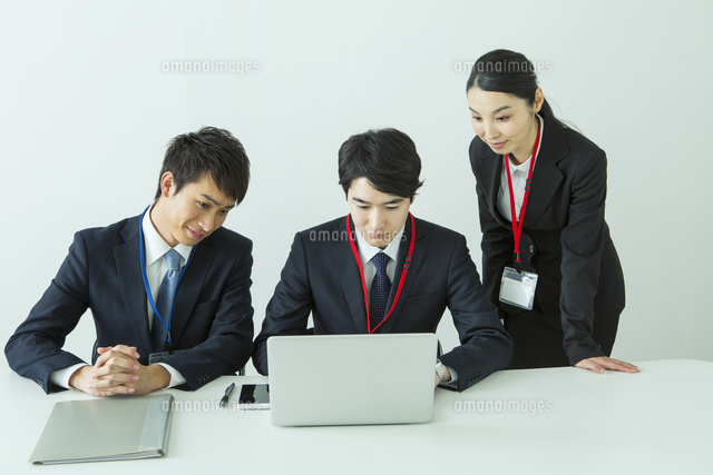 仕事をするスーツ姿の代男女3人 の写真素材 イラスト素材 アマナイメージズ