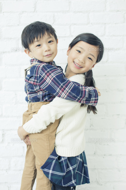 弟を抱きしめるお姉ちゃん の写真素材 イラスト素材 アマナイメージズ