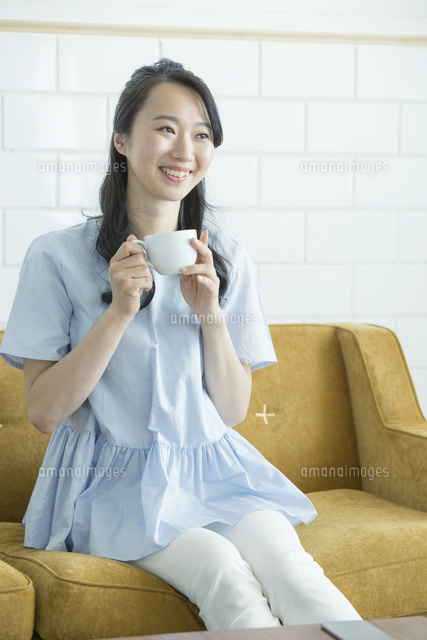 部屋でくつろぐ30代女性 10161019113 の写真素材 イラスト素材 アマナイメージズ