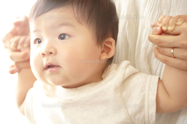 母親と両手を繋ぐ赤ちゃん の写真素材 イラスト素材 アマナイメージズ