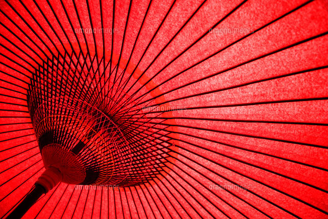 赤い番傘のアップ の写真素材 イラスト素材 アマナイメージズ