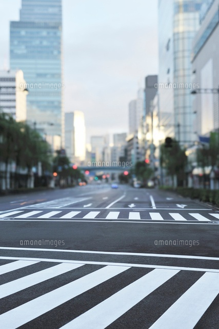 横断歩道と東京駅八重洲口のビル群 の写真素材 イラスト素材 アマナイメージズ