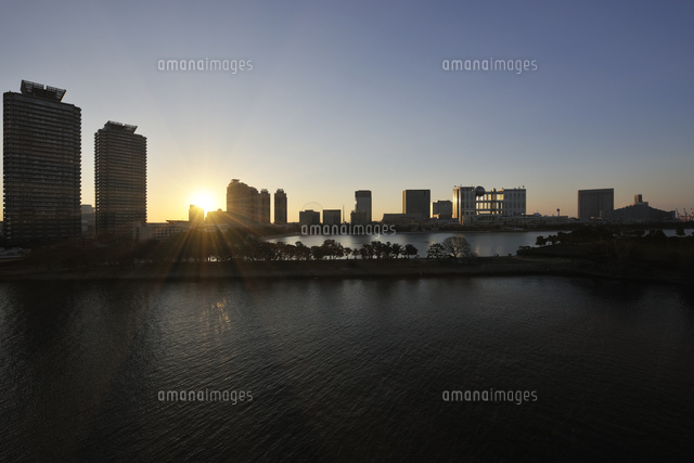 レインボーブリッジから見るお台場海浜公園の初日の出 の写真素材 イラスト素材 アマナイメージズ