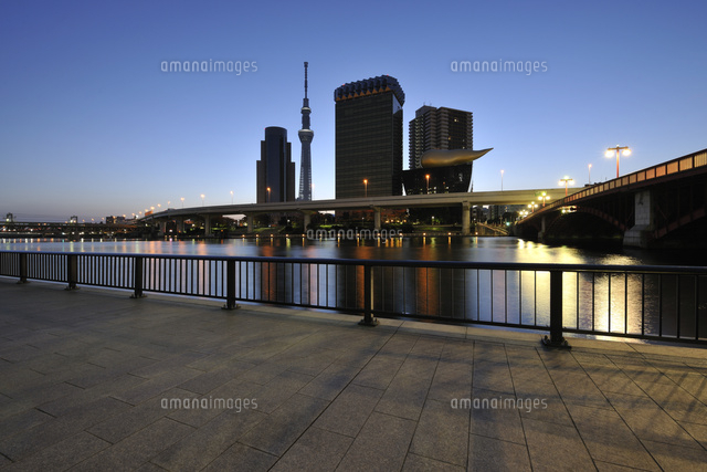 夜明けの隅田川と隅田川テラス の写真素材 イラスト素材 アマナイメージズ