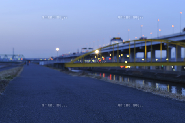 夕暮れの荒川土手 の写真素材 イラスト素材 アマナイメージズ
