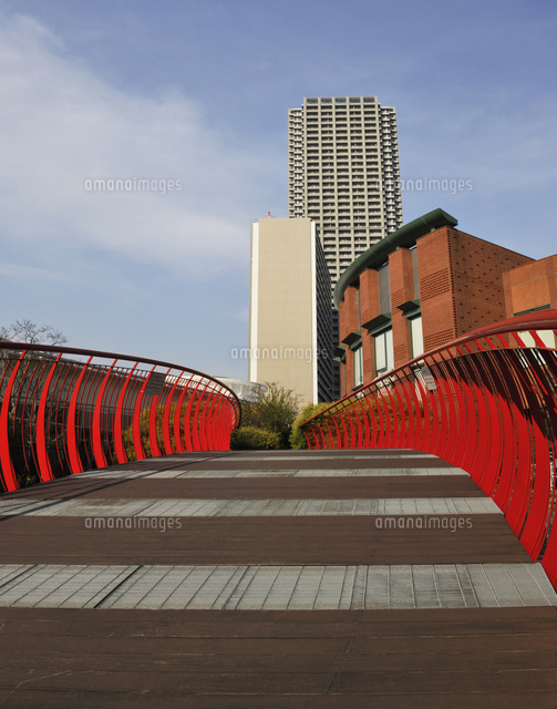 晴海トリトンスクエアの赤い橋 の写真素材 イラスト素材 アマナイメージズ