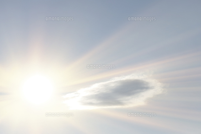 逆光の雲 の写真素材 イラスト素材 アマナイメージズ