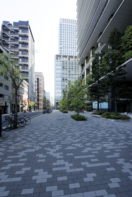 東京スクエアガーデン脇の石畳の歩道 の写真素材 イラスト素材 アマナイメージズ