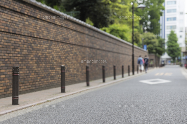 六義園のレンガ壁と道路 の写真素材 イラスト素材 アマナイメージズ
