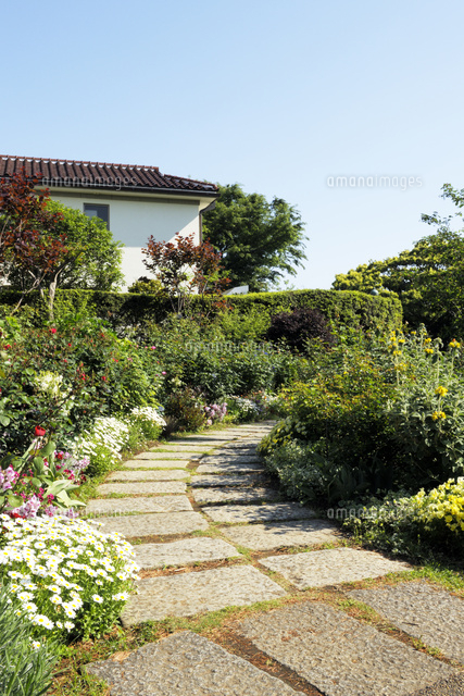港の見える丘公園の石畳の散策路と西洋館 の写真素材 イラスト素材 アマナイメージズ