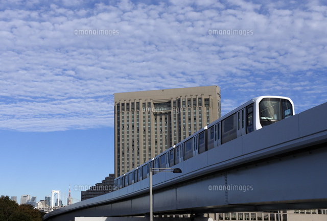 お台場を走る新交通ゆりかもめ の写真素材 イラスト素材 アマナイメージズ