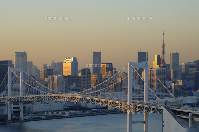 夕日に輝くレインボーブリッジと高層ビル群 の写真素材 イラスト素材 アマナイメージズ