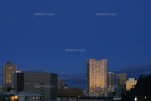 三田のマンションの階上から見る夕日に輝く高層ビル群 の写真素材 イラスト素材 アマナイメージズ