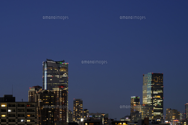 三田のマンションの階上から見る夕日に輝く高層ビル群 の写真素材 イラスト素材 アマナイメージズ