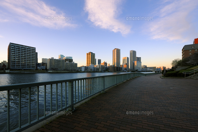 隅田川テラスと朝日に輝く高層ビル群 の写真素材 イラスト素材 アマナイメージズ