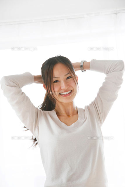 髪をかきあげる女性 の写真素材 イラスト素材 アマナイメージズ