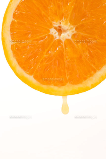 オレンジの輪切りと水滴 の写真素材 イラスト素材 アマナイメージズ