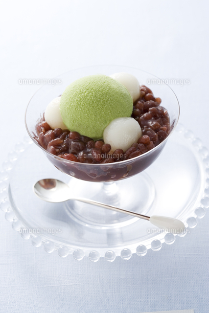 白玉団子とあずきと抹茶アイス の写真素材 イラスト素材 アマナイメージズ