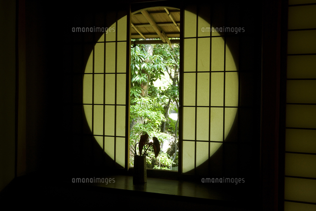 茶室の丸窓 の写真素材 イラスト素材 アマナイメージズ
