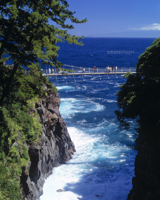 城ヶ崎海岸の門脇吊り橋 の写真素材 イラスト素材 アマナイメージズ