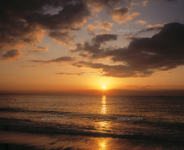 日の出 水辺線から日の出[10171005805]の写真・イラスト素材｜アマナイメージズ