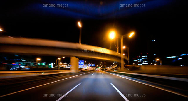 流れる都会の高速道路 の写真素材 イラスト素材 アマナイメージズ