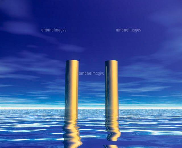 水の中の2本の金柱[10172000463]の写真・イラスト素材｜アマナイメージズ 