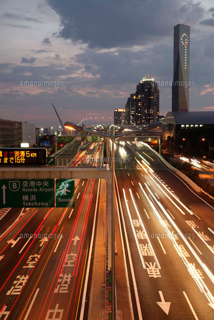 夕暮れの流れるヘッドライトの高速道路 の写真素材 イラスト素材 アマナイメージズ