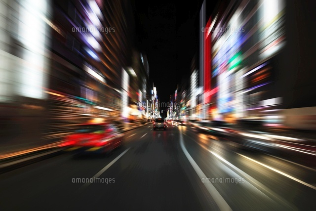 夜の銀座をドライブ の写真素材 イラスト素材 アマナイメージズ