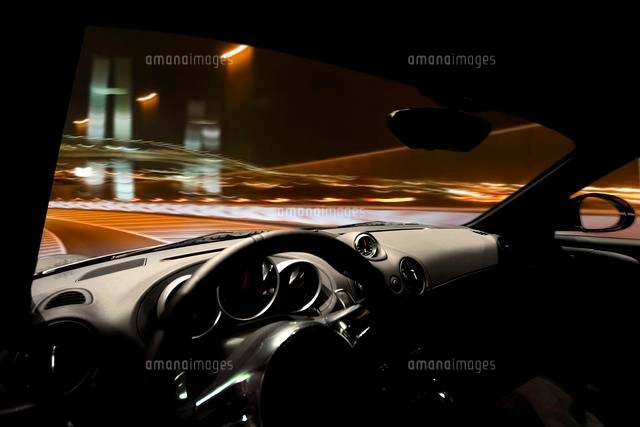 高速道を走る車の運転席からの眺め の写真素材 イラスト素材 アマナイメージズ