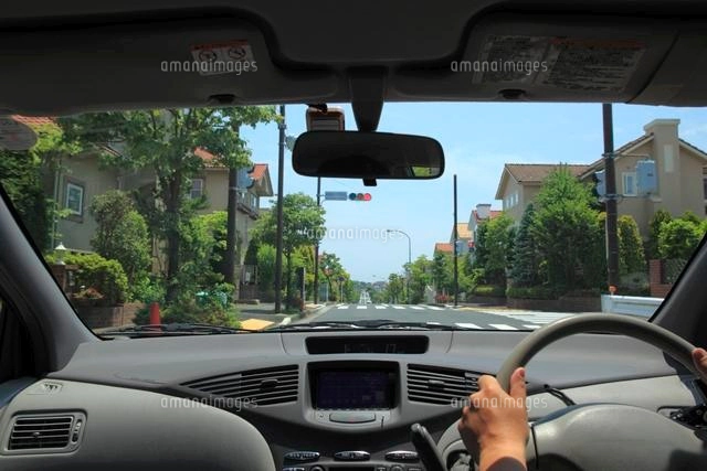 住宅街を走る車の運転席からの眺め の写真素材 イラスト素材 アマナイメージズ