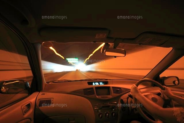 高速道路を走る車の運転席からの眺め の写真素材 イラスト素材 アマナイメージズ