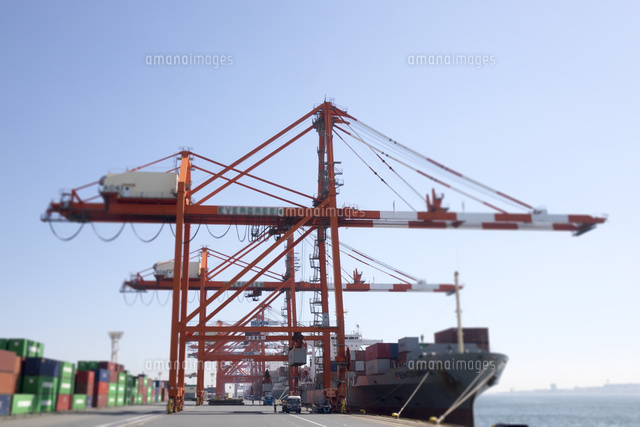 青海コンテナ埠頭 の写真素材 イラスト素材 アマナイメージズ