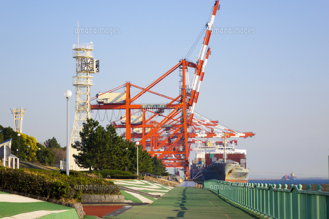 青海コンテナ埠頭 の写真素材 イラスト素材 アマナイメージズ