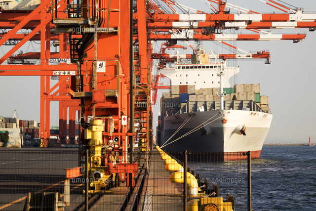 青海コンテナ埠頭 の写真素材 イラスト素材 アマナイメージズ