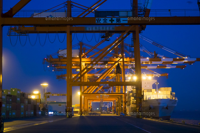 夜の青海コンテナ埠頭 の写真素材 イラスト素材 アマナイメージズ