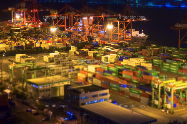 夜の青海コンテナ埠頭 の写真素材 イラスト素材 アマナイメージズ